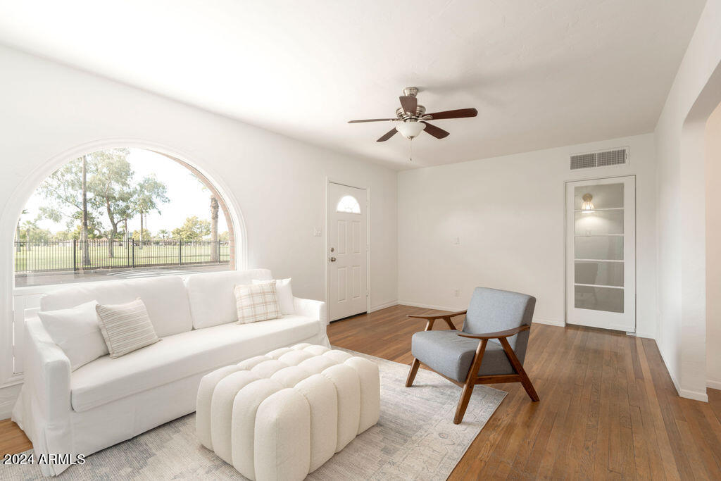 1546 W WINDSOR Avenue