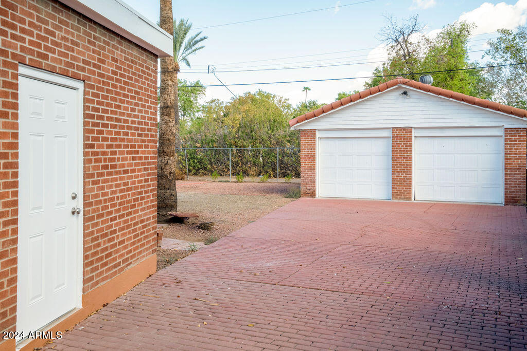 1546 W WINDSOR Avenue