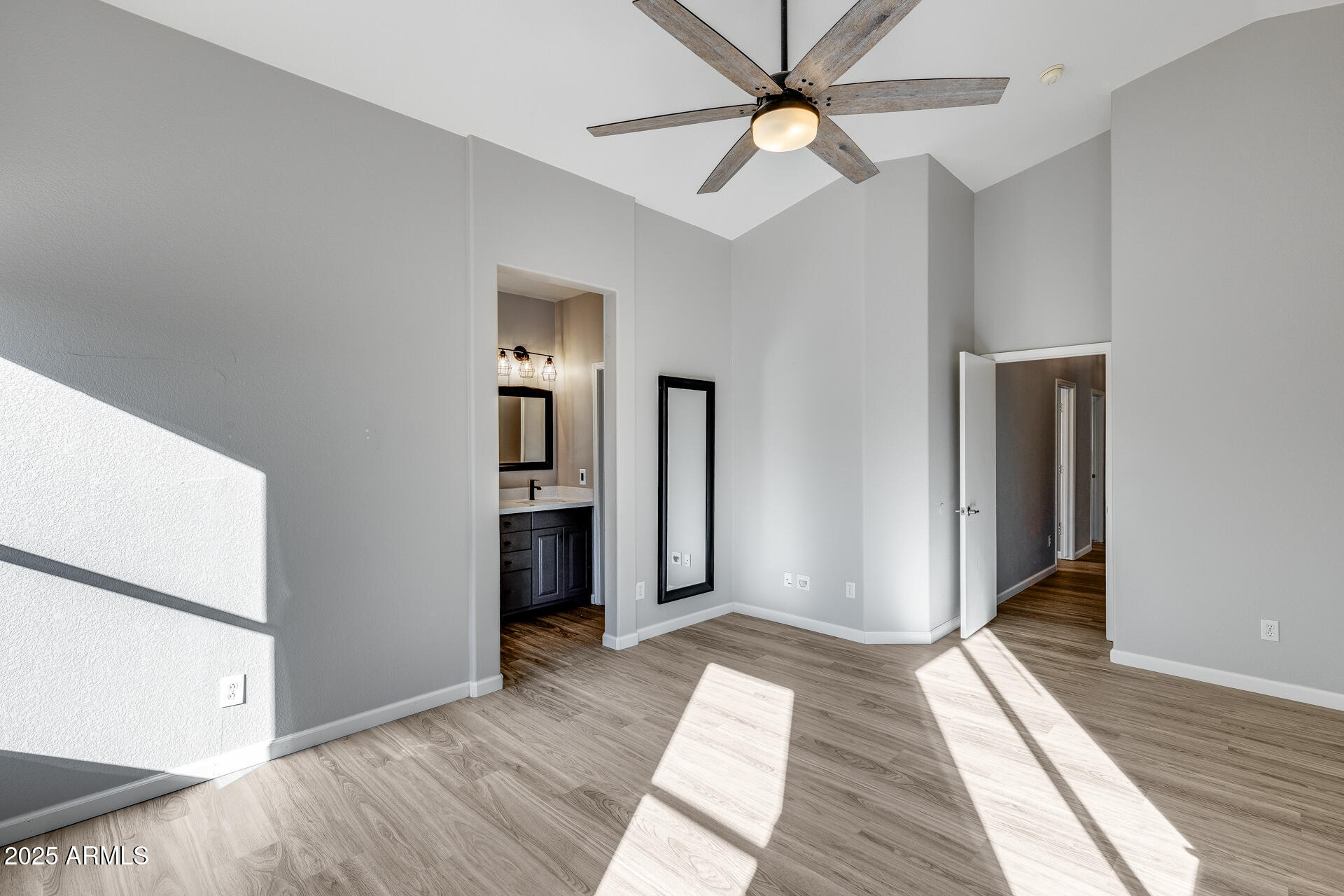 4043 W DESERT HOLLOW Drive