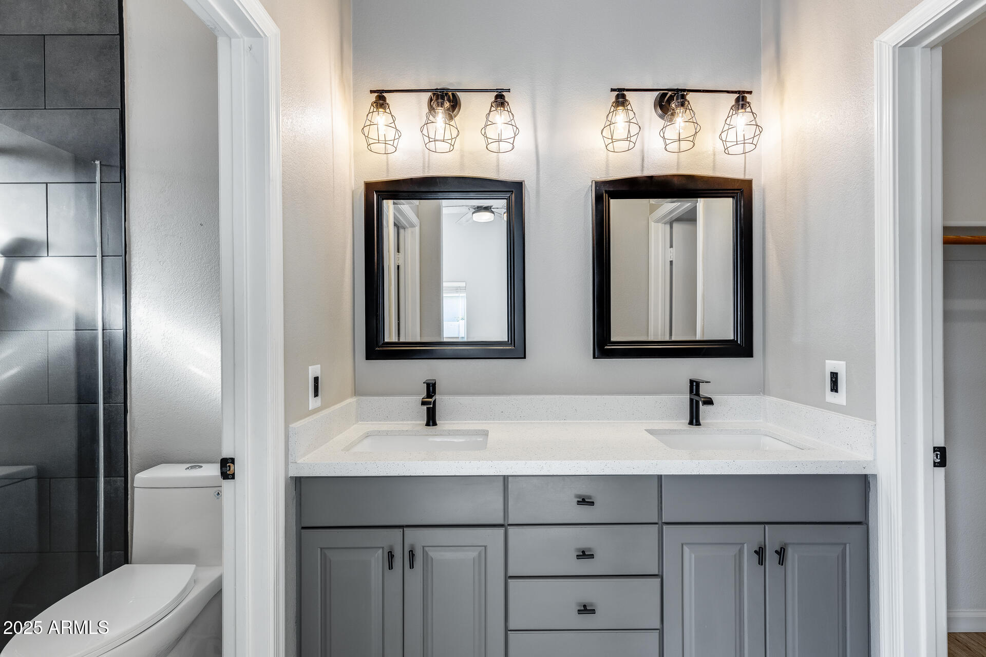 4043 W DESERT HOLLOW Drive