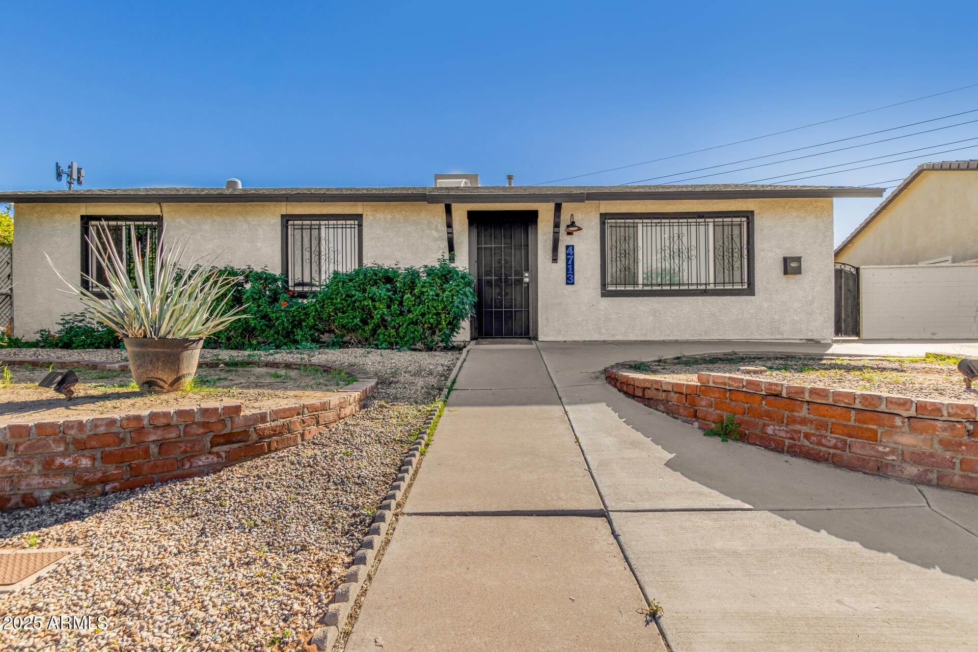 4713 E HIDALGO Avenue