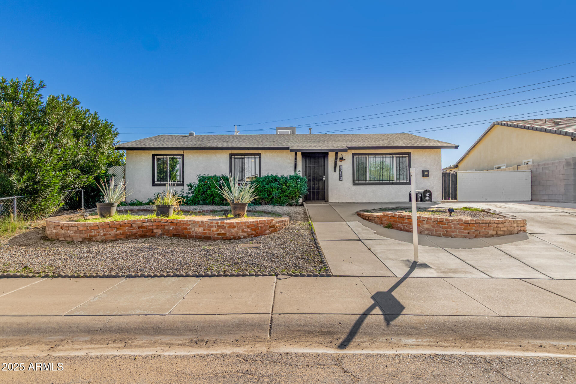 4713 E HIDALGO Avenue