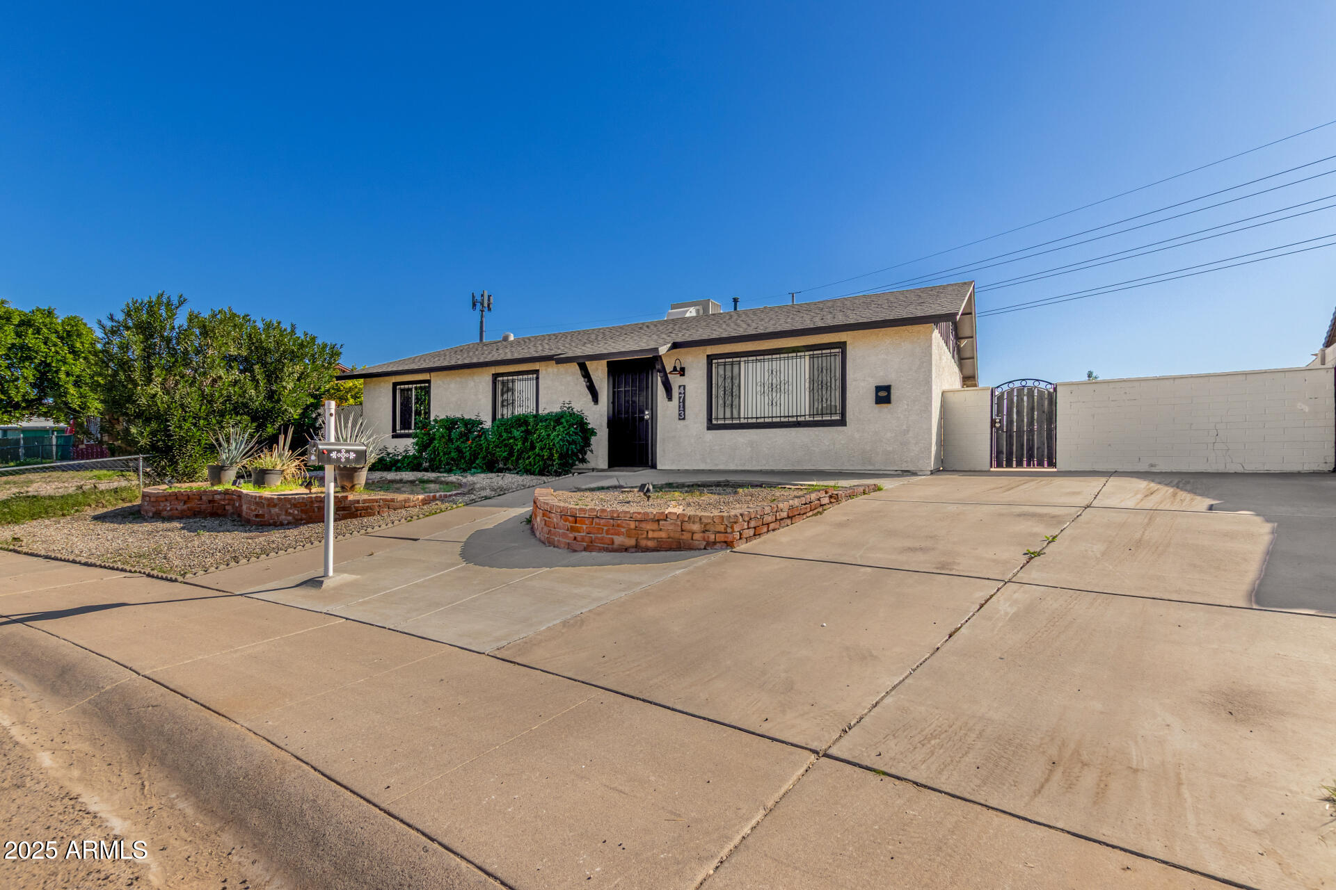 4713 E HIDALGO Avenue