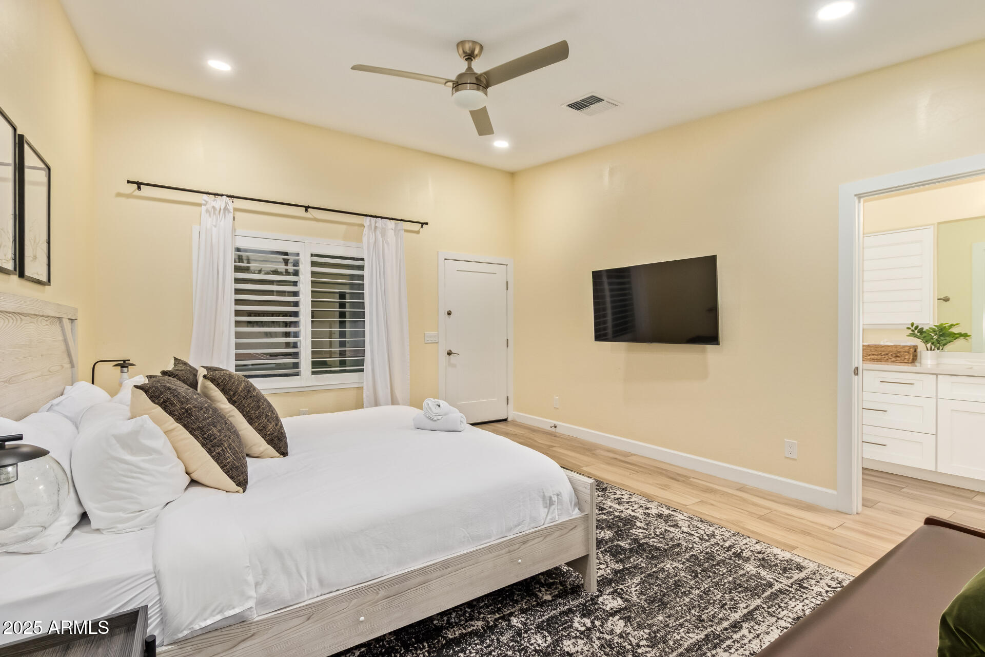 5839 E VOLTAIRE Avenue