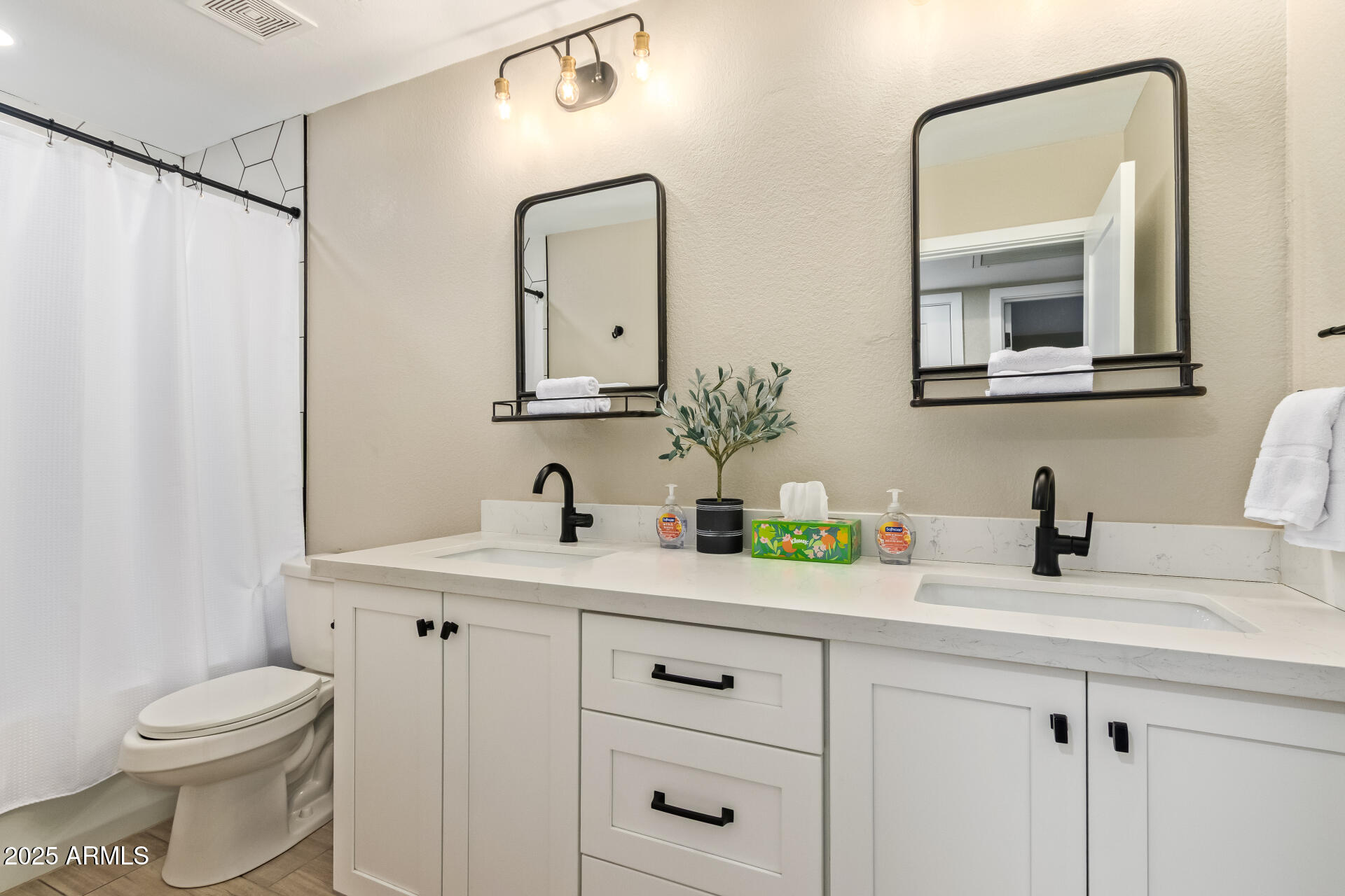 5839 E VOLTAIRE Avenue