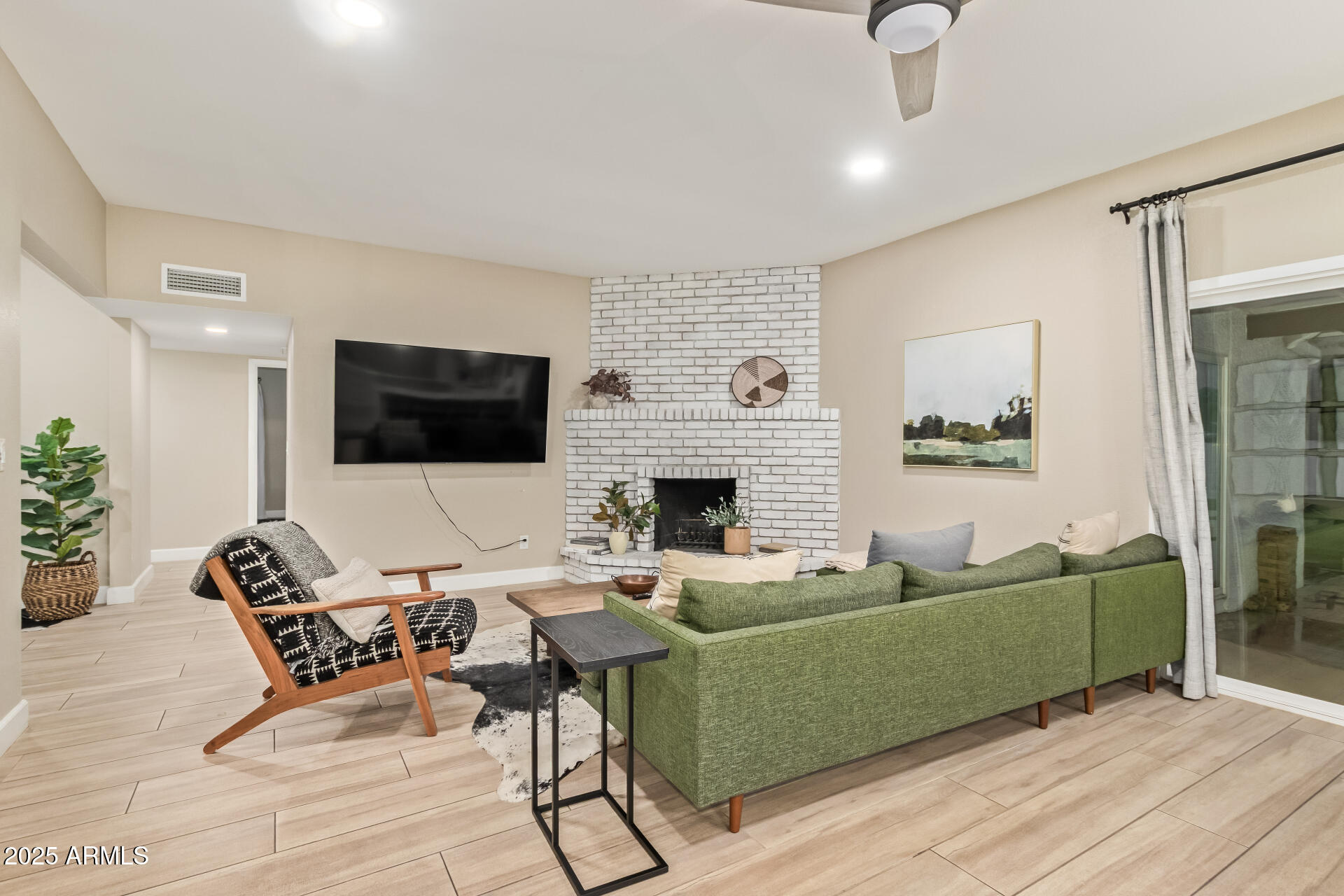 5839 E VOLTAIRE Avenue