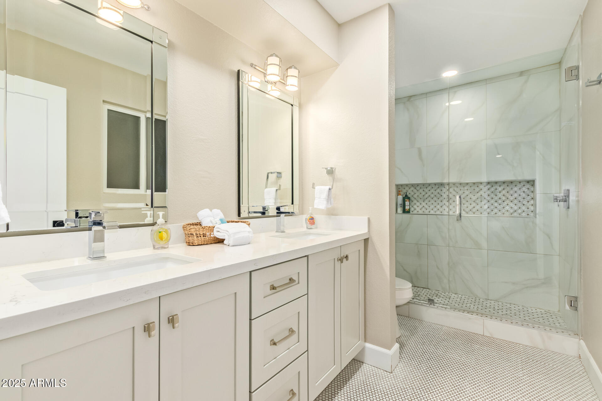 5839 E VOLTAIRE Avenue