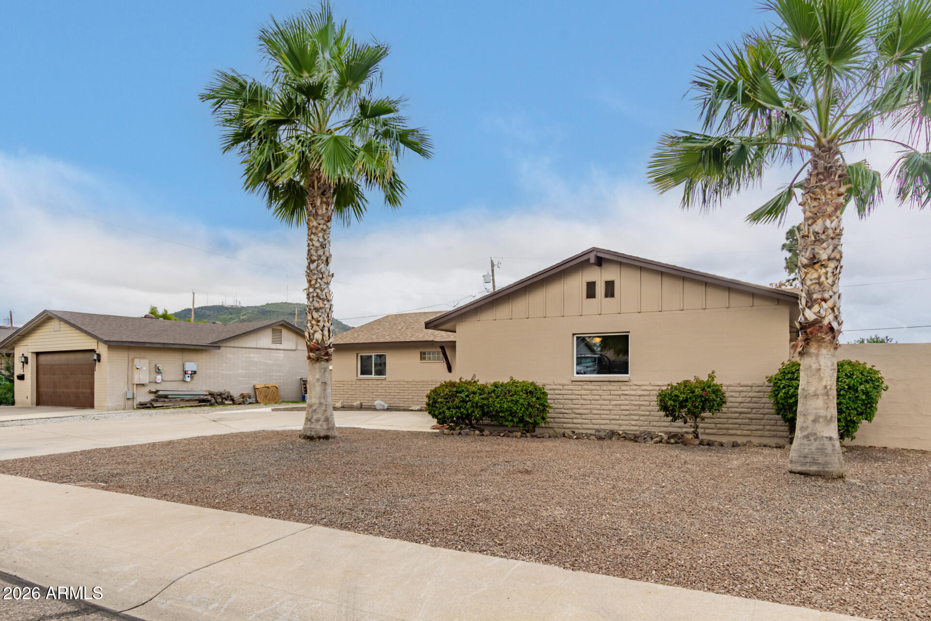 2143 W WILLOW Avenue