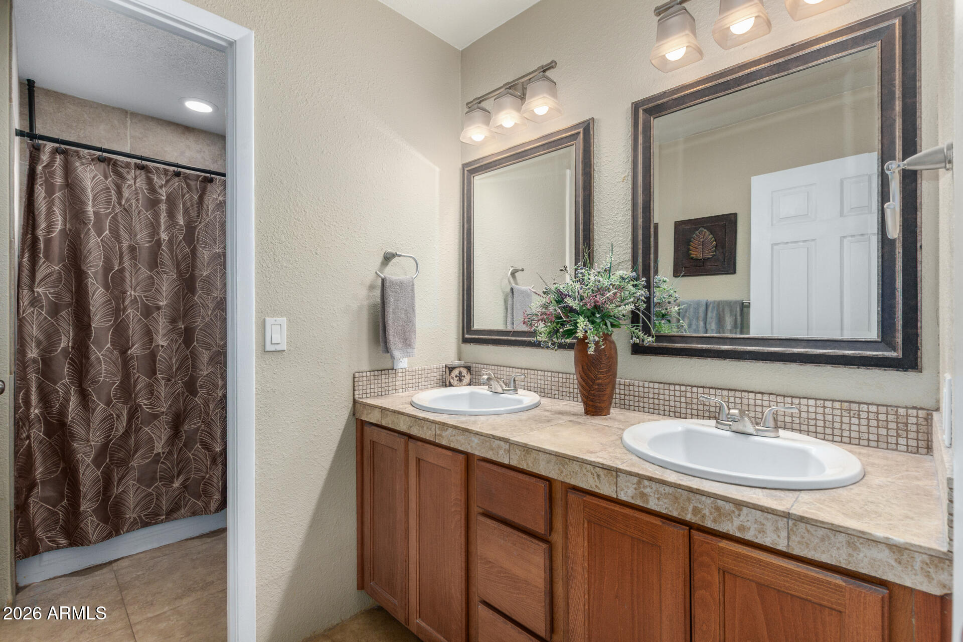 2143 W WILLOW Avenue