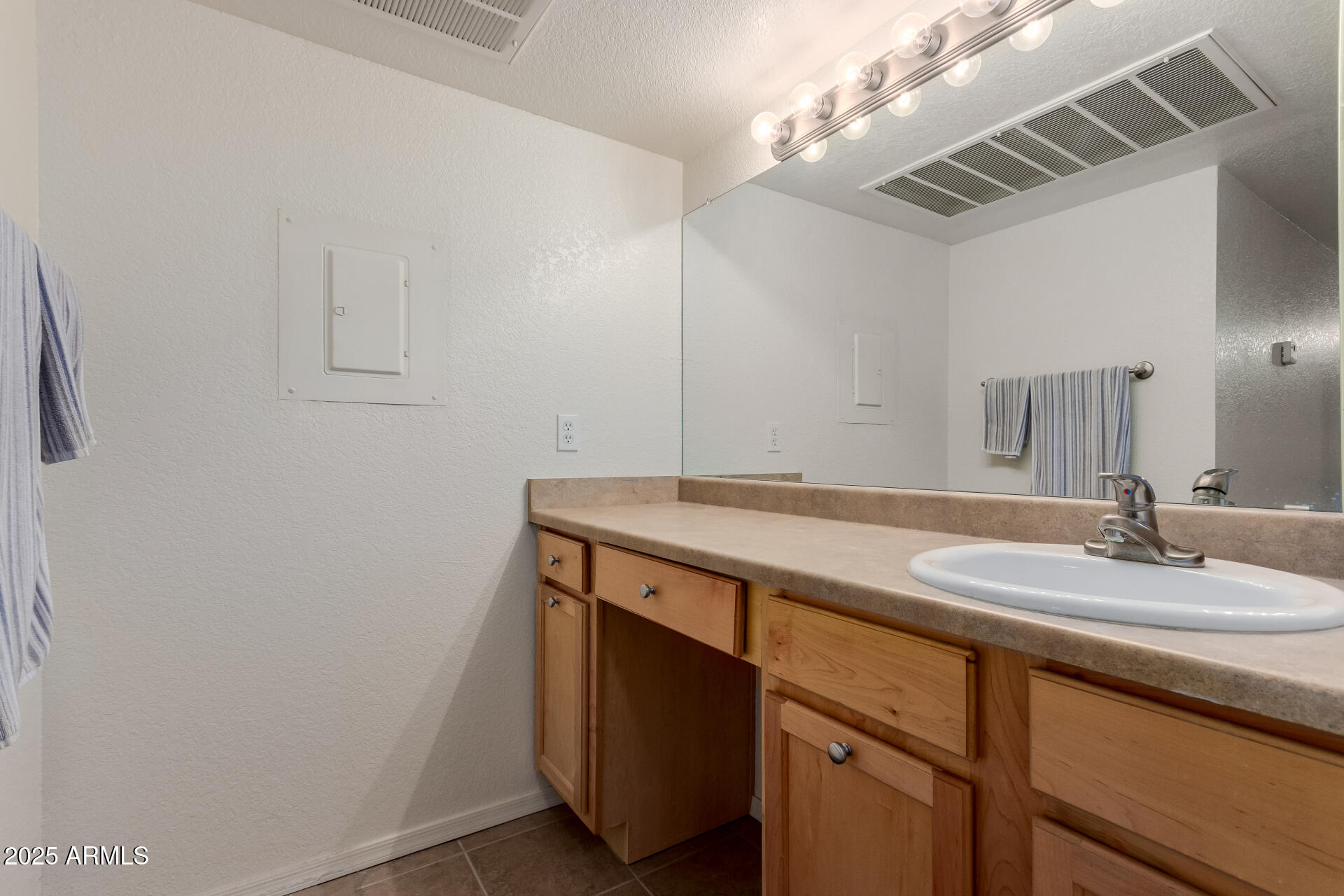 8787 E MOUNTAIN VIEW Road 2014