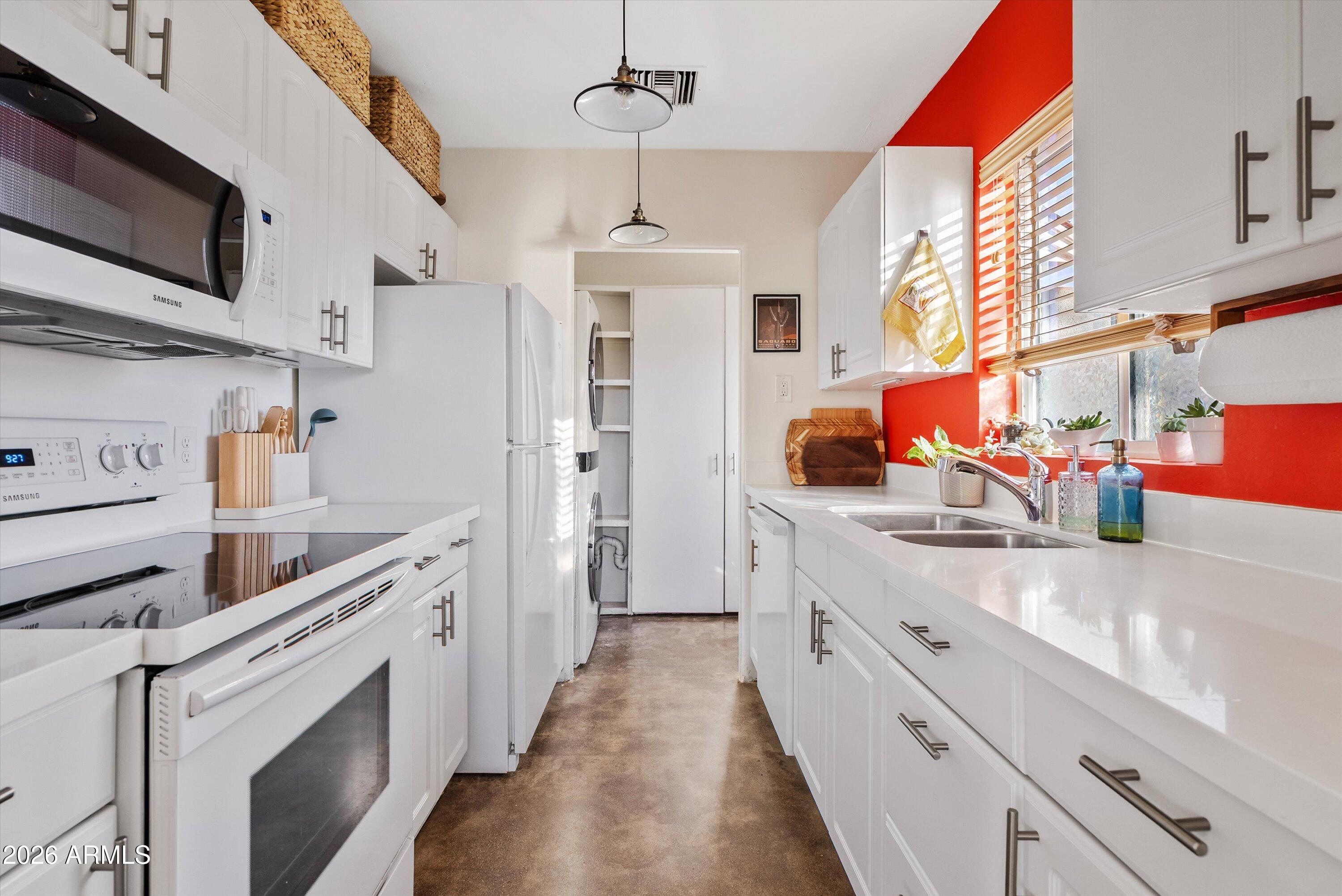 1346 E CORONADO Road