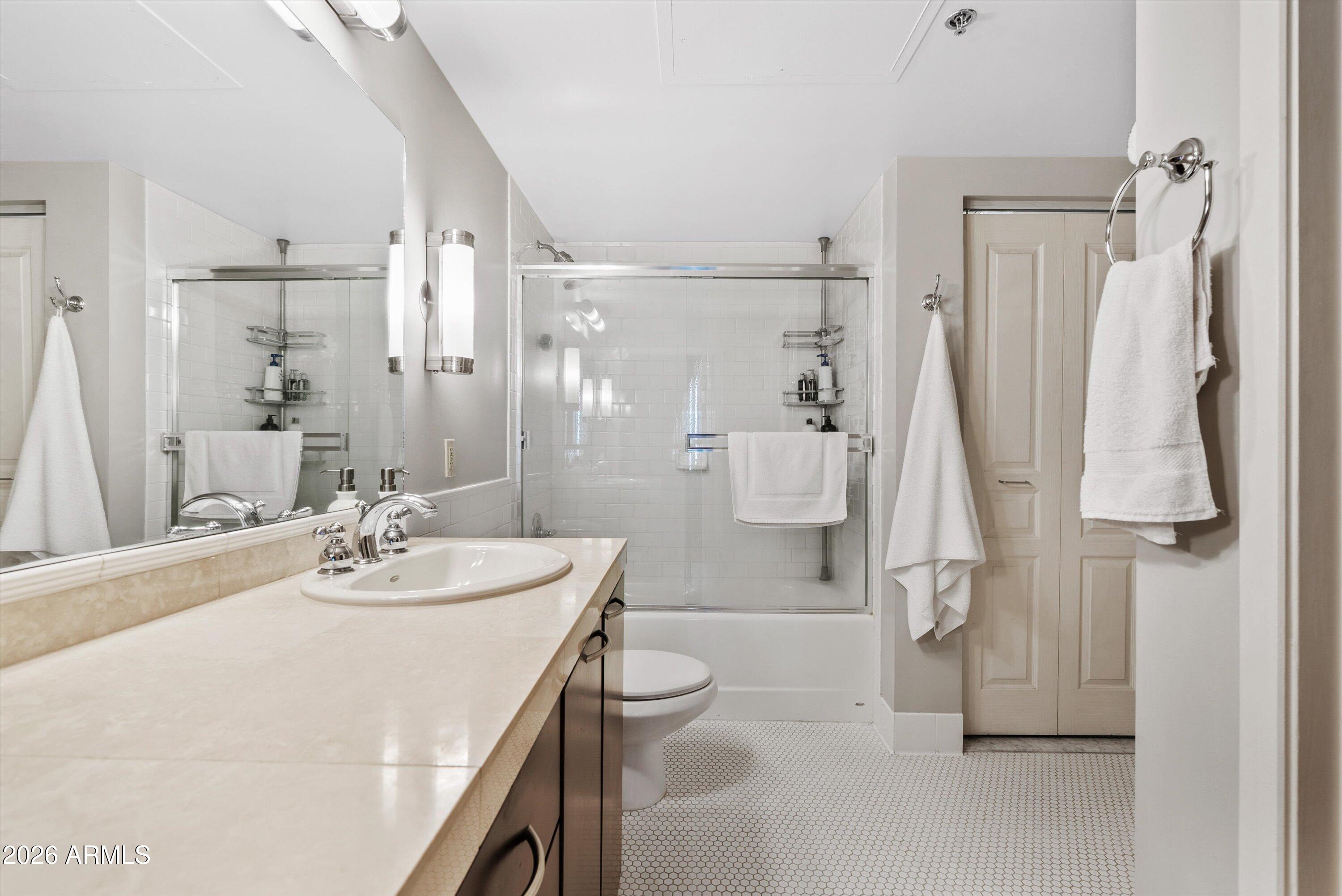 114 W ADAMS Street 802