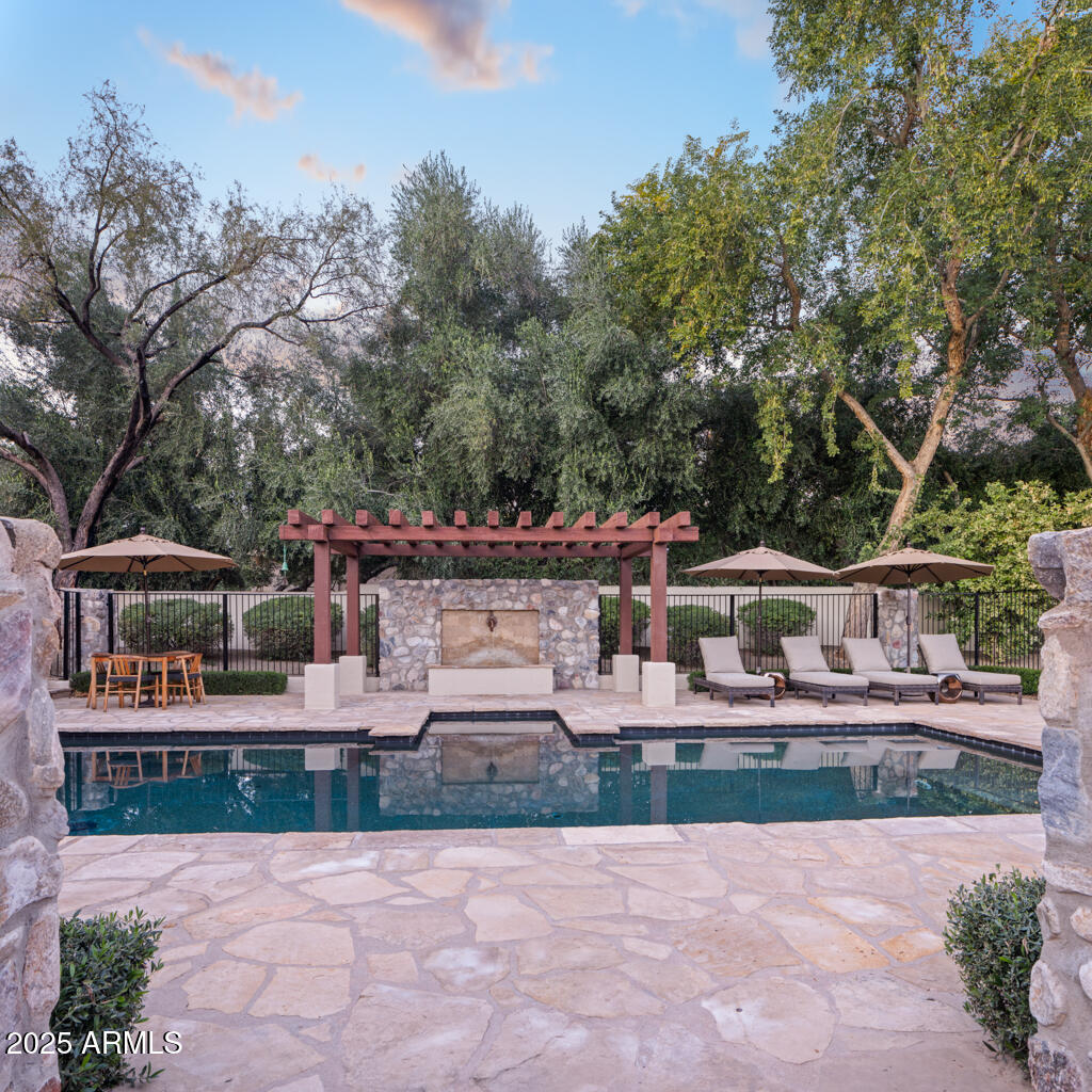 8243 N MOCKINGBIRD Lane