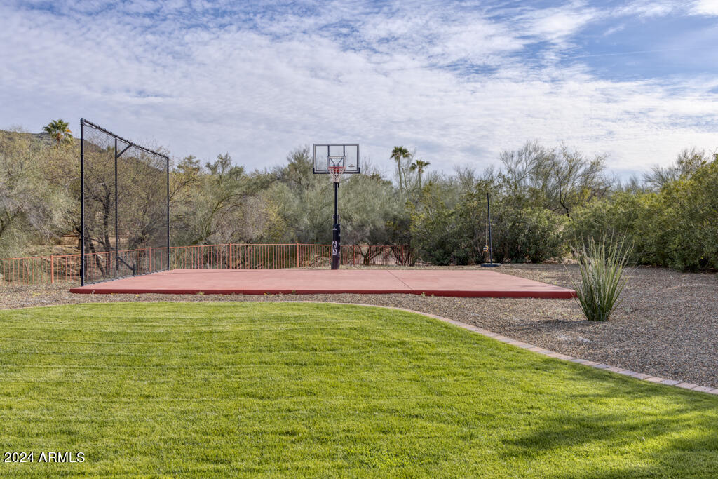 8243 N MOCKINGBIRD Lane