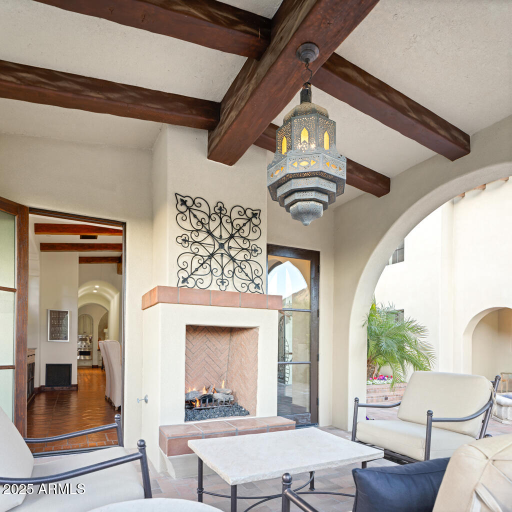 8243 N MOCKINGBIRD Lane