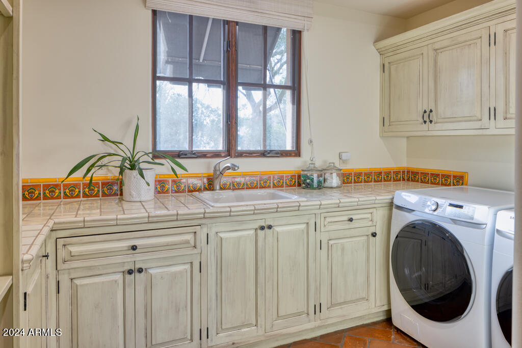 8243 N MOCKINGBIRD Lane