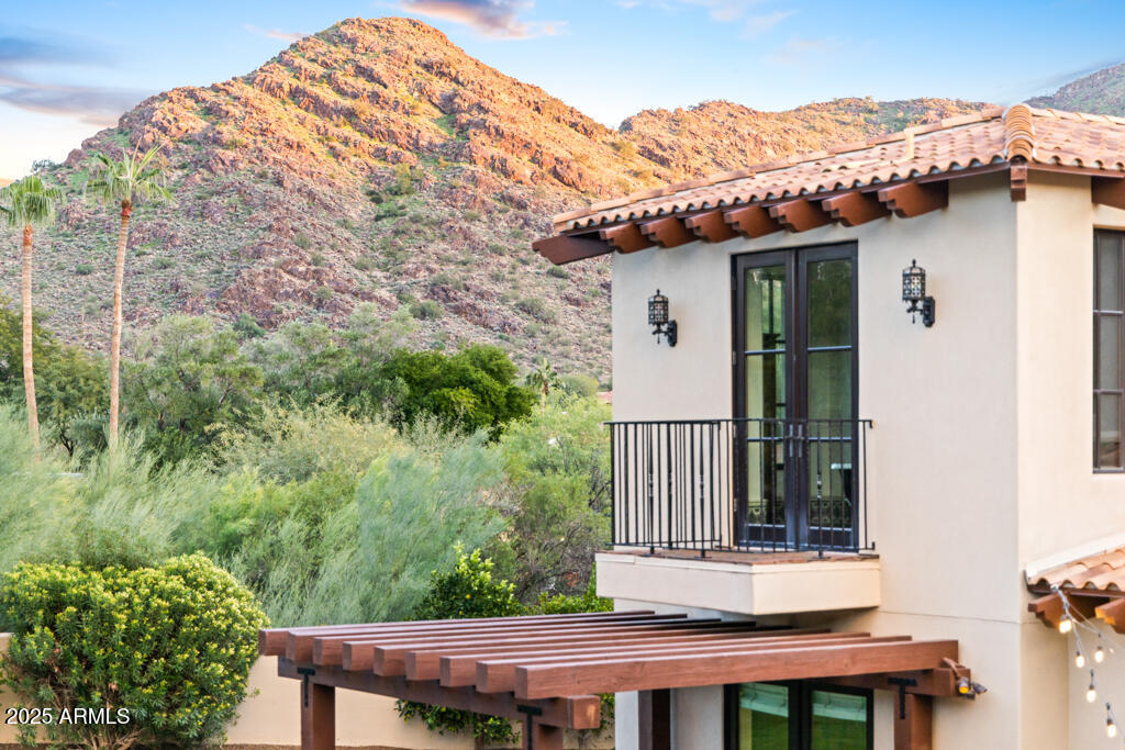 8243 N MOCKINGBIRD Lane