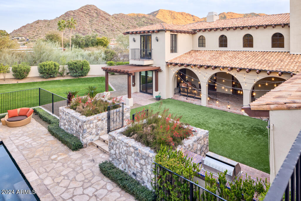 8243 N MOCKINGBIRD Lane