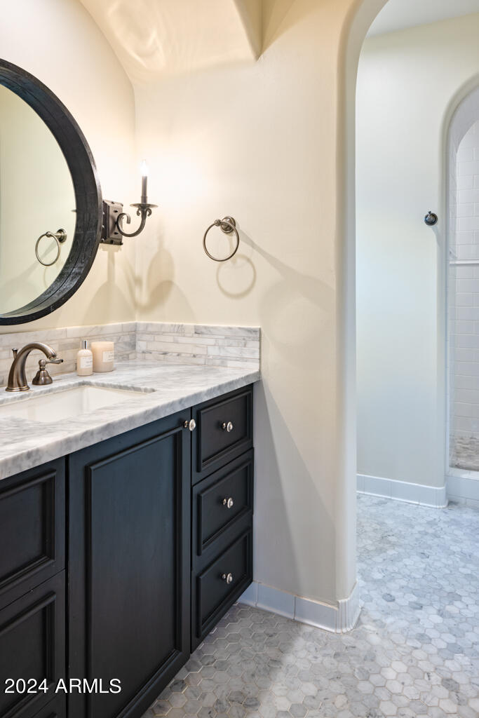 8243 N MOCKINGBIRD Lane