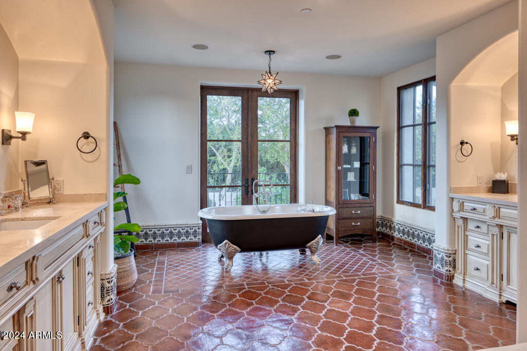 8243 N MOCKINGBIRD Lane