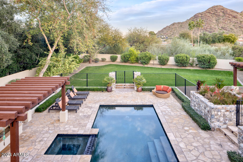 8243 N MOCKINGBIRD Lane