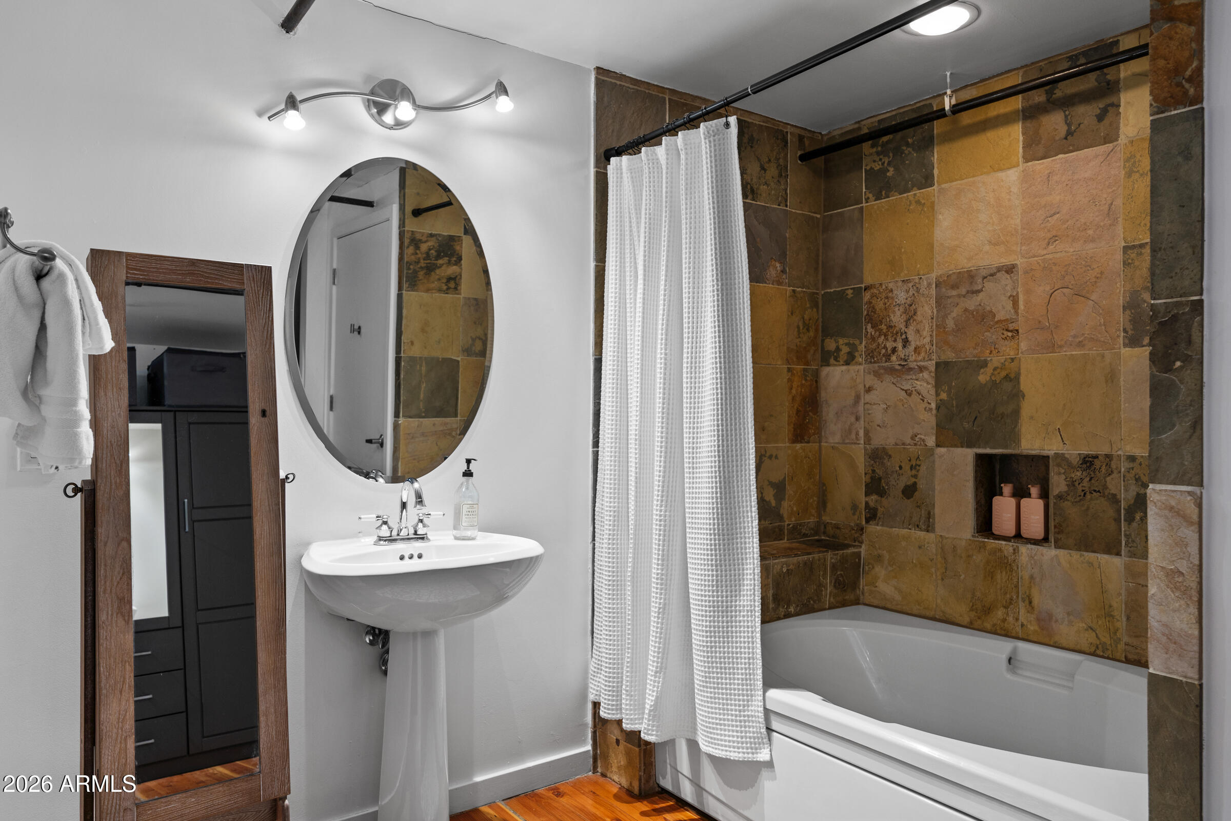 914 E OSBORN Road 403