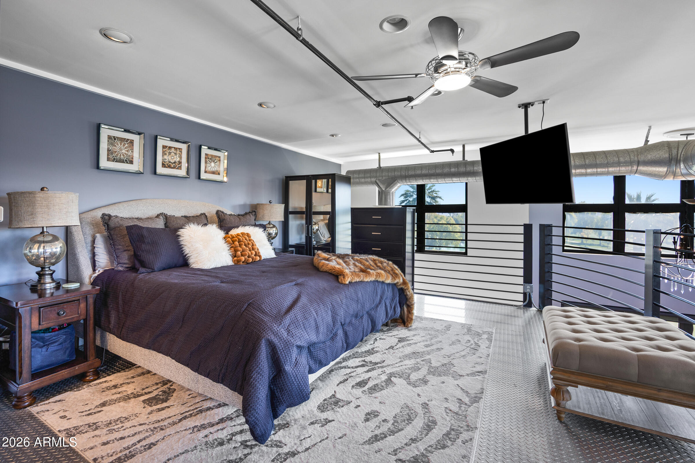 914 E OSBORN Road 403