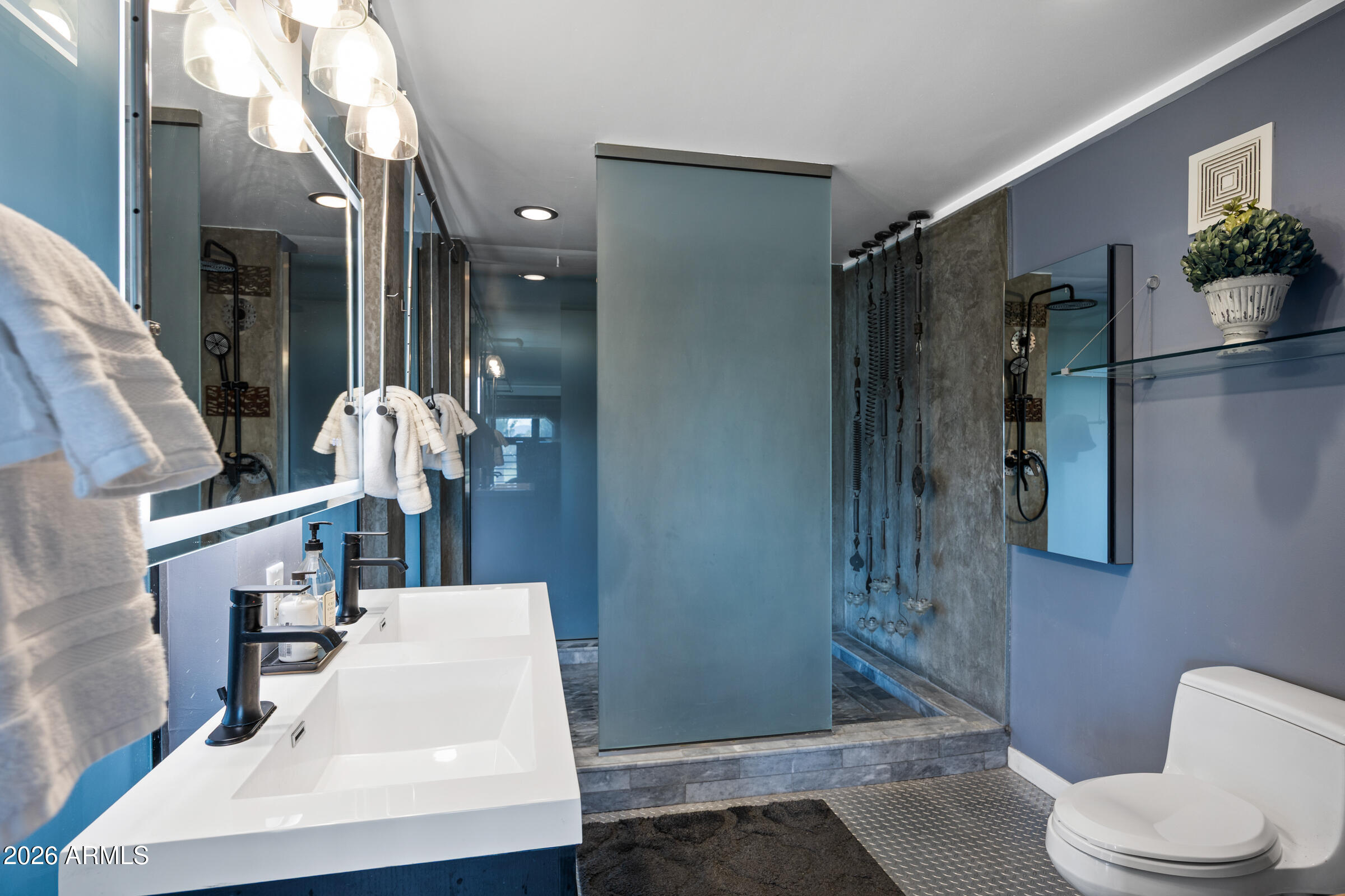 914 E OSBORN Road 403