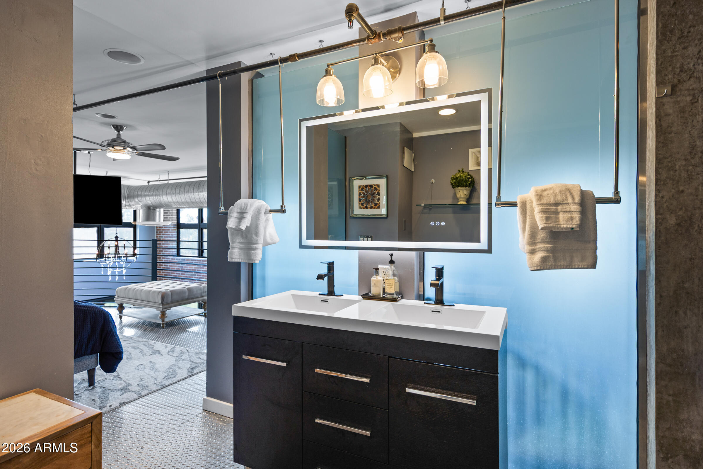 914 E OSBORN Road 403