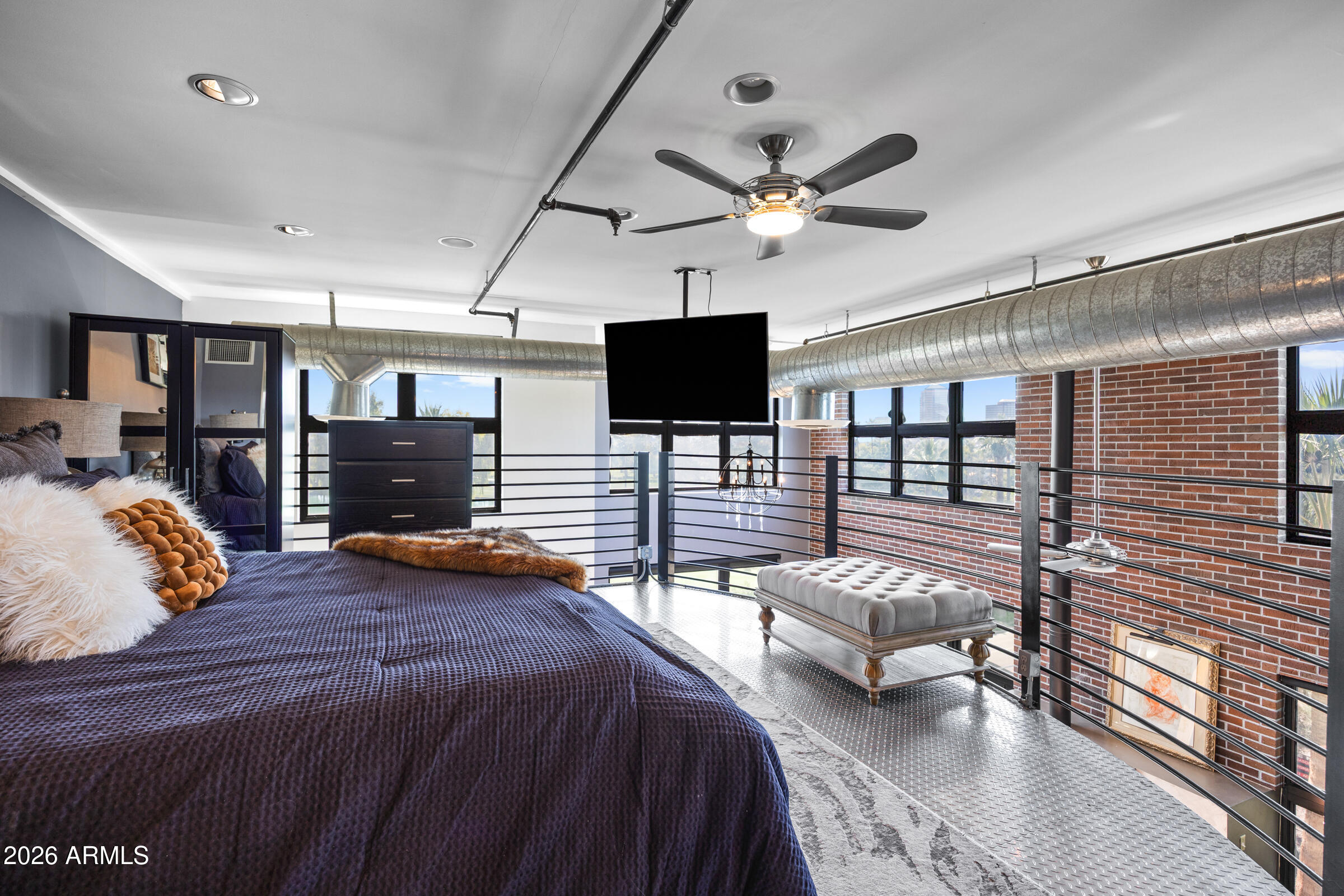 914 E OSBORN Road 403