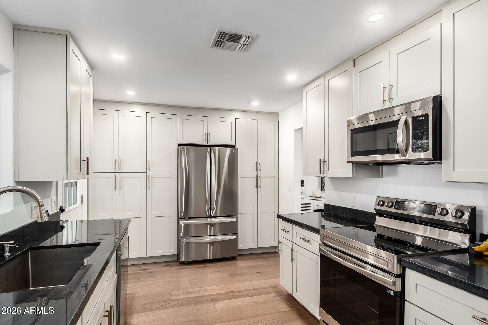 3839 E WHITTON Avenue