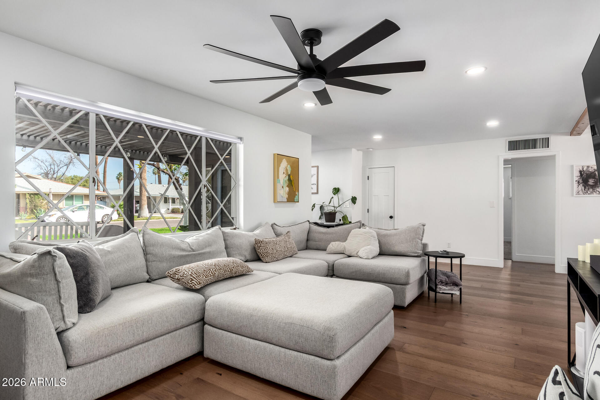 3839 E WHITTON Avenue