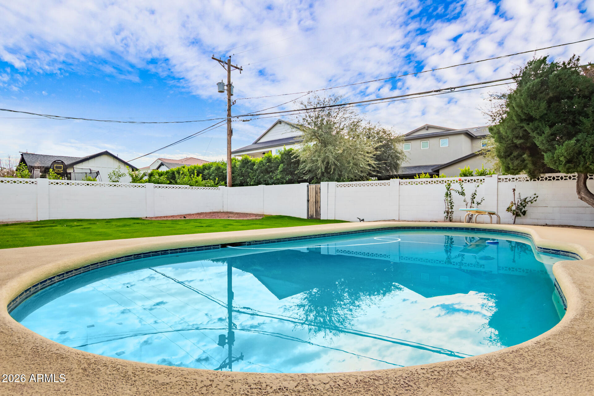 3839 E WHITTON Avenue