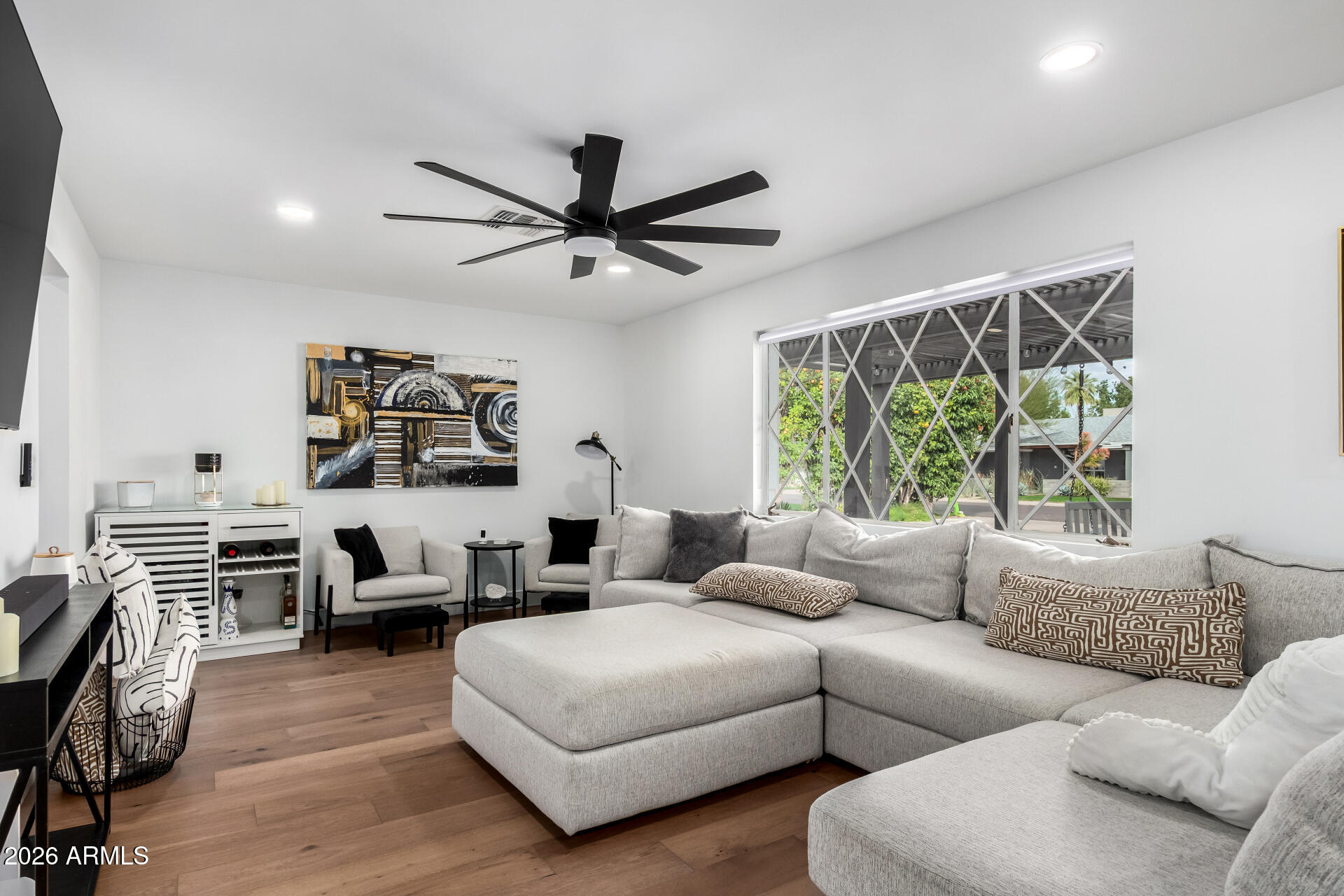 3839 E WHITTON Avenue