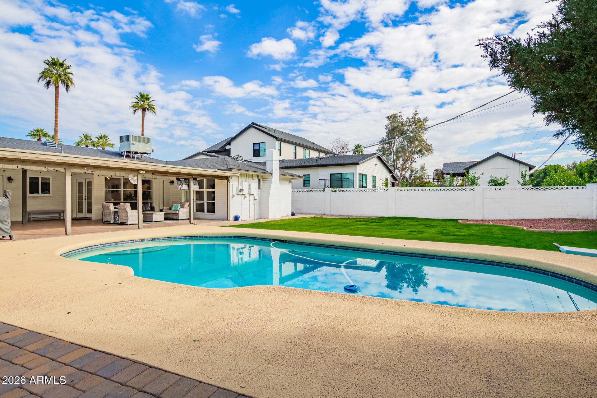 3839 E WHITTON Avenue