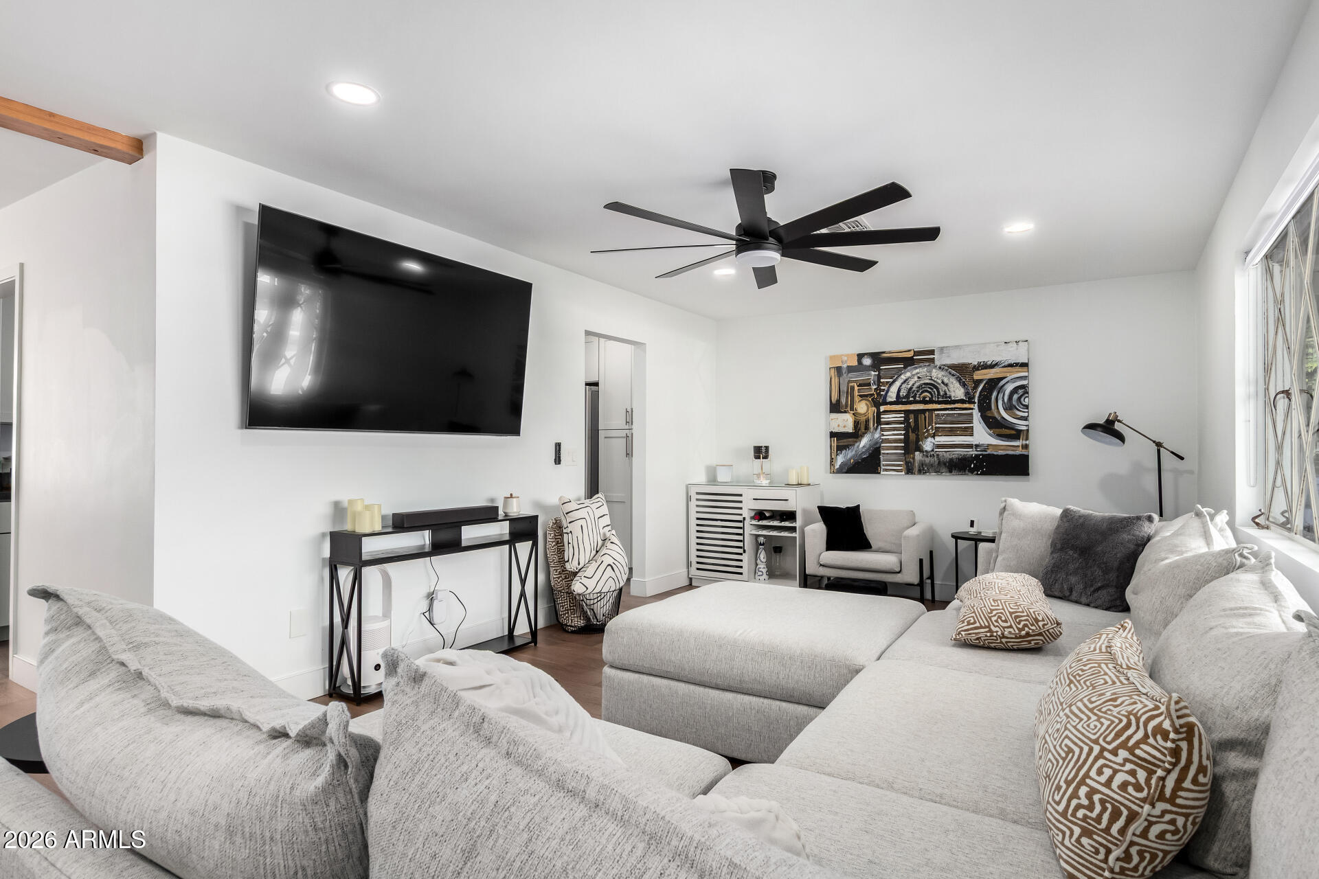 3839 E WHITTON Avenue