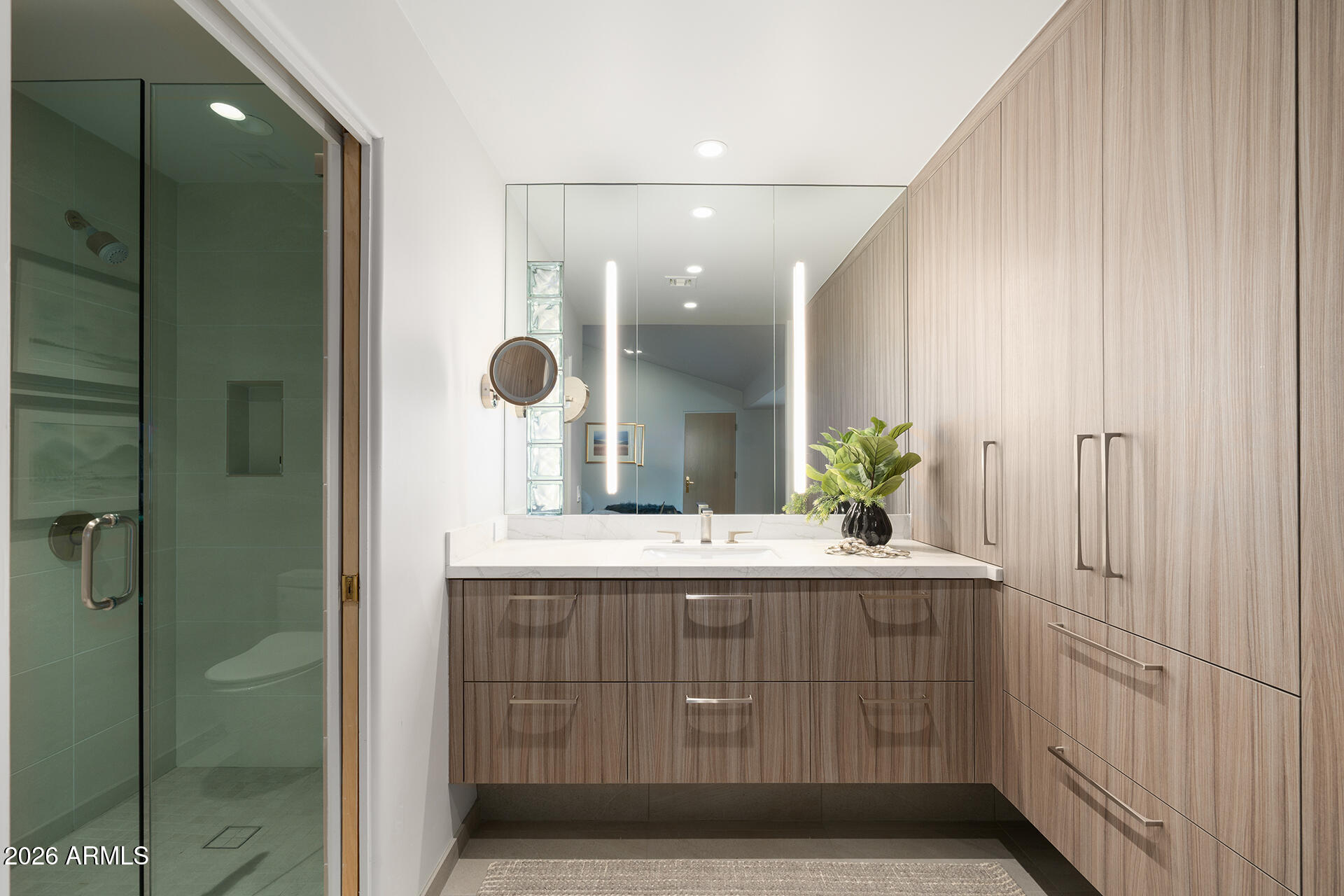 7224 N LAKESIDE Lane