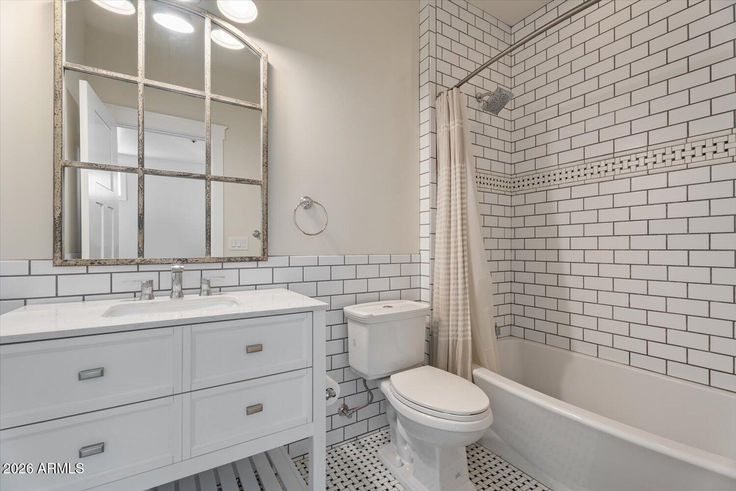 3838 E DEVONSHIRE Avenue