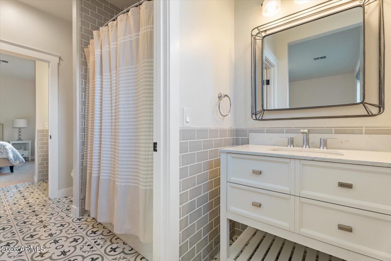 3838 E DEVONSHIRE Avenue