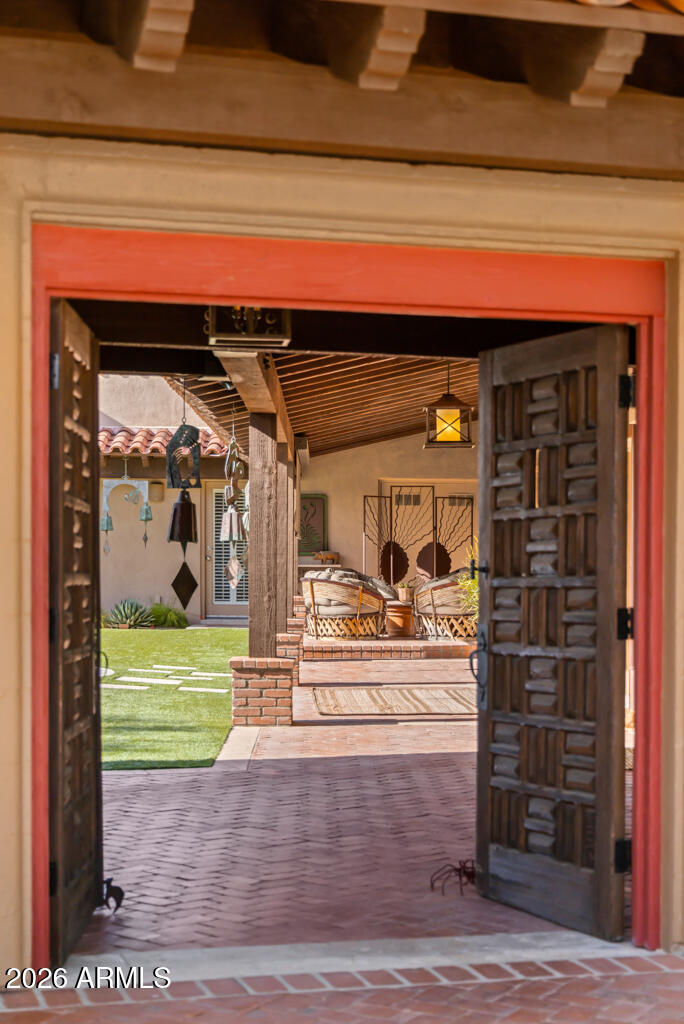 5102 N SADDLE ROCK Lane