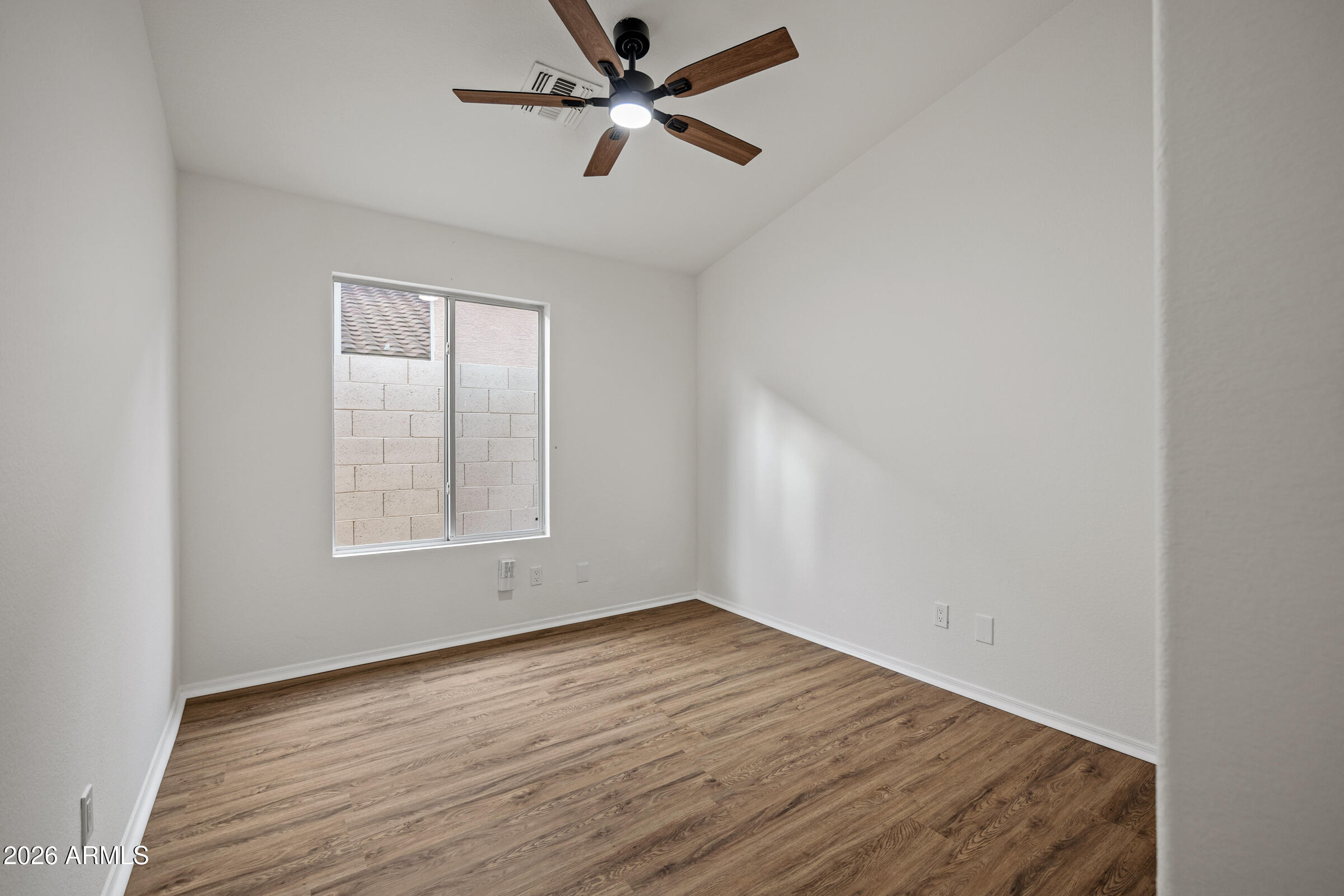 1040 E AMBERWOOD Drive