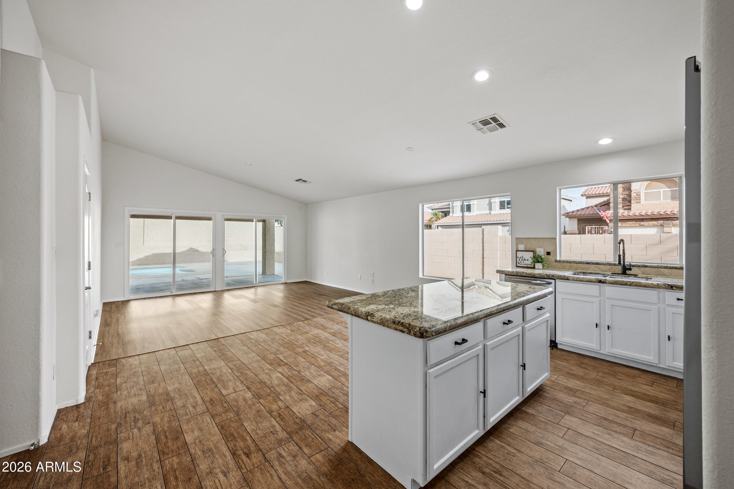 1040 E AMBERWOOD Drive