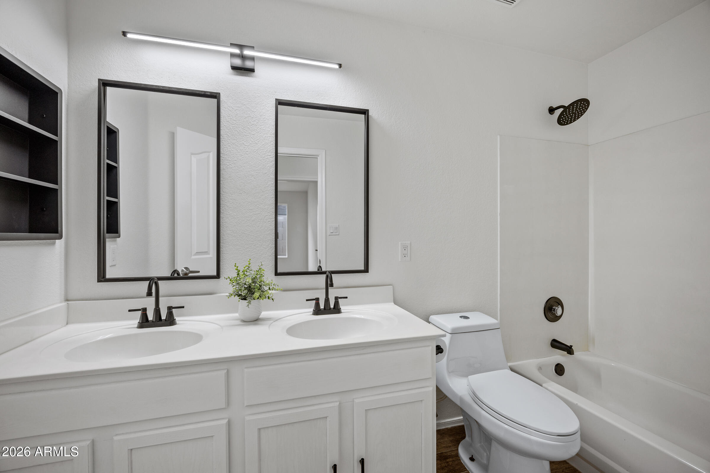 1040 E AMBERWOOD Drive