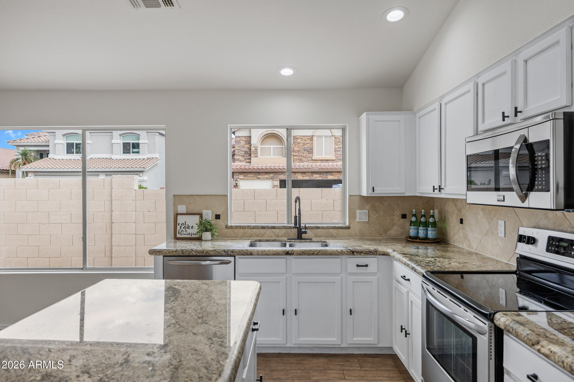 1040 E AMBERWOOD Drive