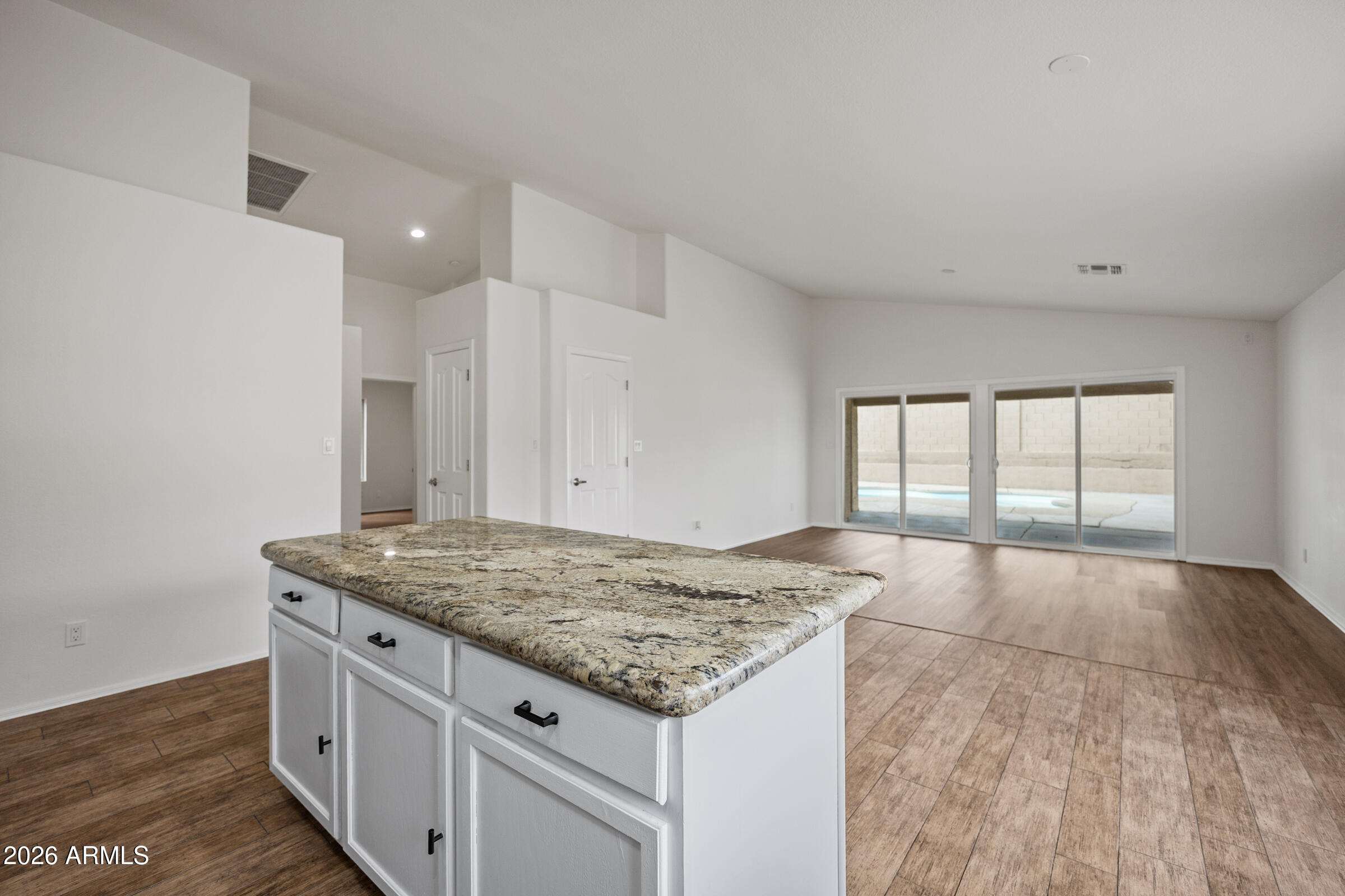 1040 E AMBERWOOD Drive