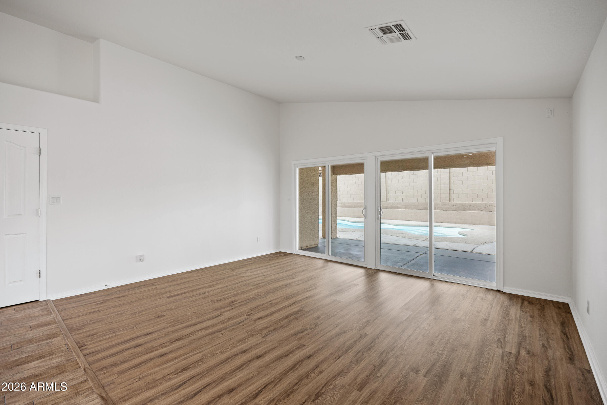 1040 E AMBERWOOD Drive