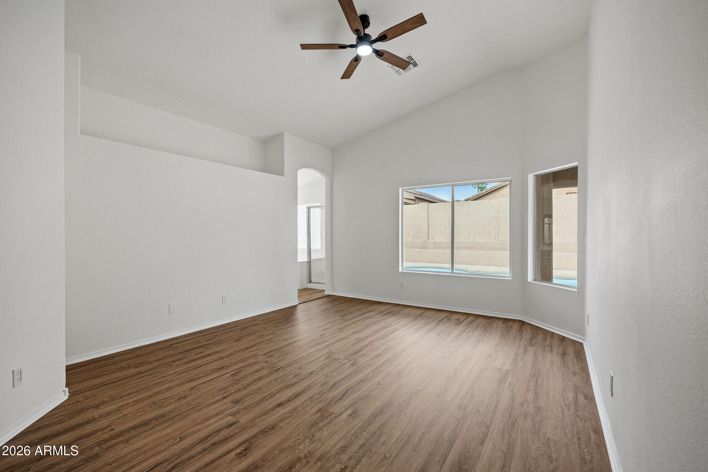 1040 E AMBERWOOD Drive