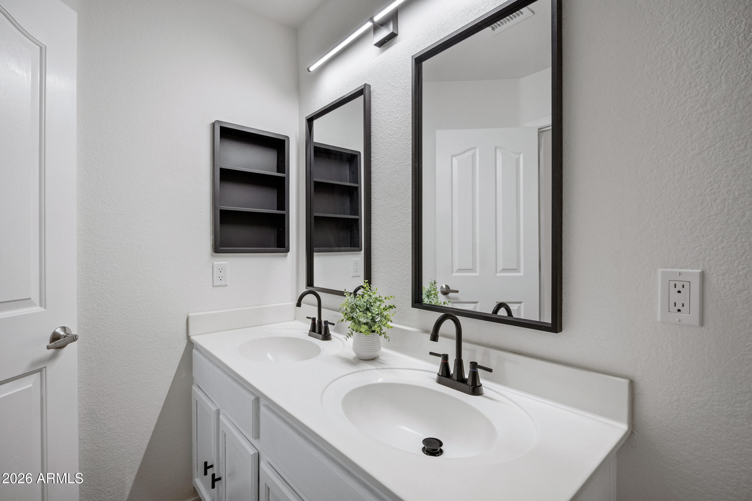 1040 E AMBERWOOD Drive