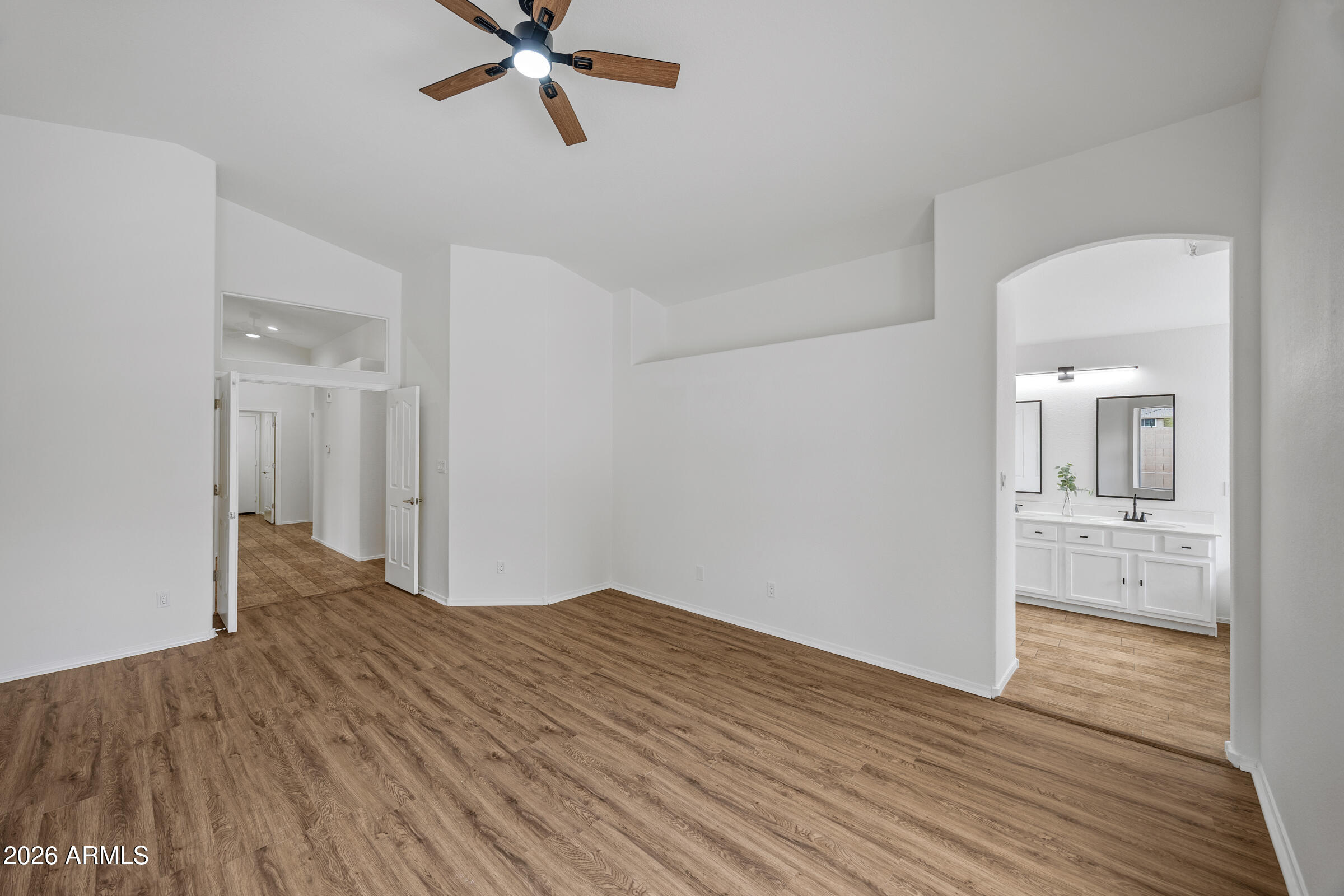 1040 E AMBERWOOD Drive