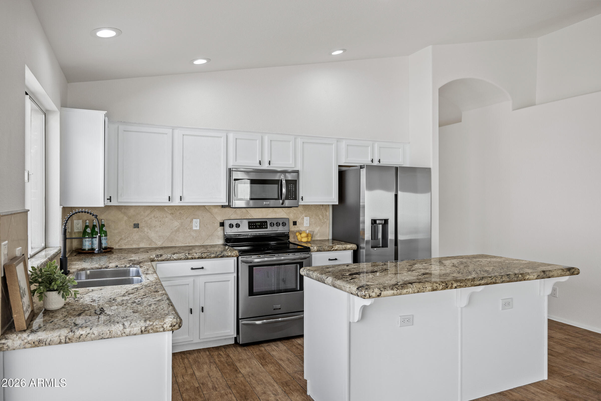 1040 E AMBERWOOD Drive